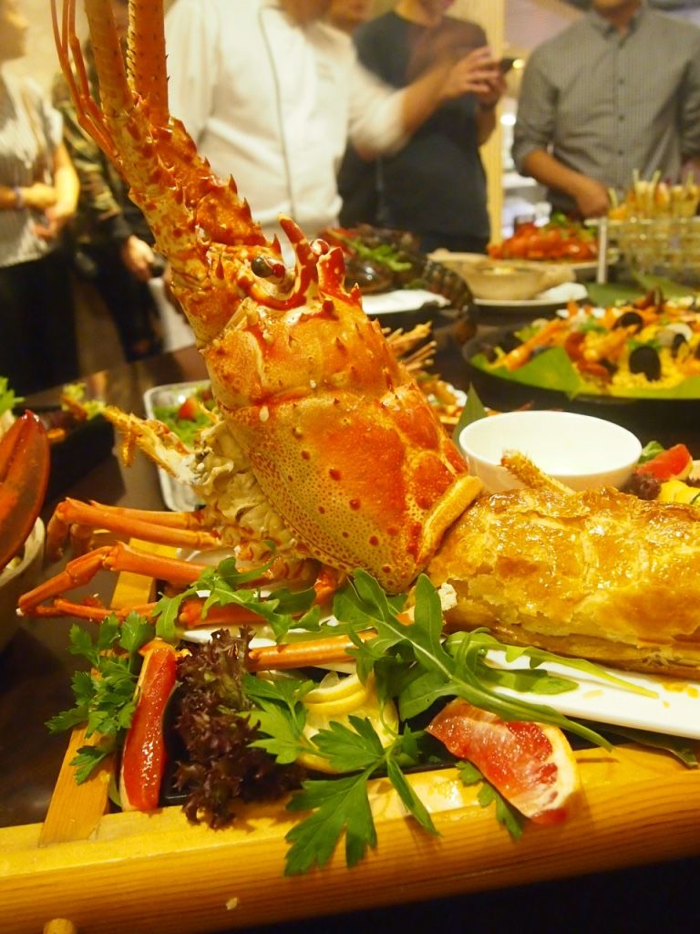 Union of Crabs and Lobsters Buffet Spice Brasserie(Parkroyal